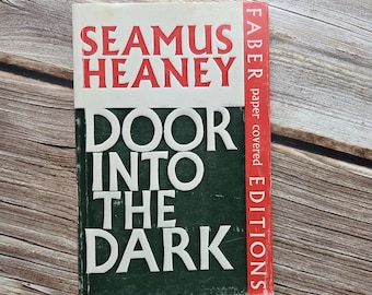 Puerta a la oscuridad. Seamus Heaney. Primera edición de 1972 de Faber Paper Covered Edition.
