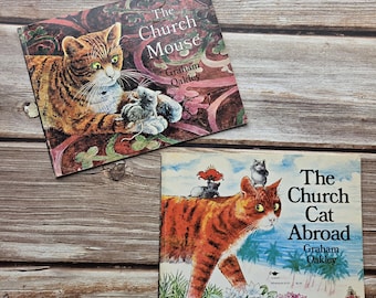 Dos libros de bolsillo de Graham Oakley de la década de 1970: "El ratón de iglesia" y "El gato de iglesia en el extranjero". Primeras ediciones de Aladdin.