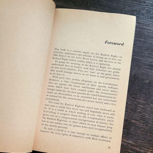 K&ouml;nnte beinhalten: Offenes Buch mit Text auf der rechten Seite und dem Wort "Foreword" oben. Der Text behandelt die radikale Rechte und ihre Aktivit&auml;ten, mit der Seitenzahl "ix" unten.