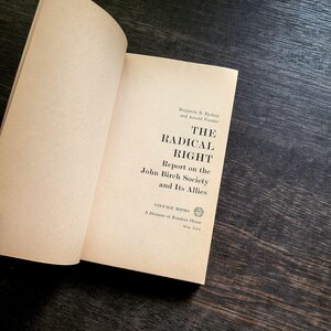 K&ouml;nnte beinhalten: Ein aufgeschlagenes Buch mit dem Titel "THE RADICAL RIGHT" von Benjamin R. Epstein und Arnold Forster. Das Buch ist ein Bericht &uuml;ber die John Birch Society und ihre Verb&uuml;ndeten, herausgegeben von Vintage Books in New York. Die Seiten sind cremefarben.