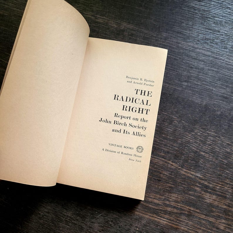K&ouml;nnte beinhalten: Ein aufgeschlagenes Buch mit dem Titel "THE RADICAL RIGHT" von Benjamin R. Epstein und Arnold Forster. Das Buch ist ein Bericht &uuml;ber die John Birch Society und ihre Verb&uuml;ndeten, herausgegeben von Vintage Books in New York. Die Seiten sind cremefarben.