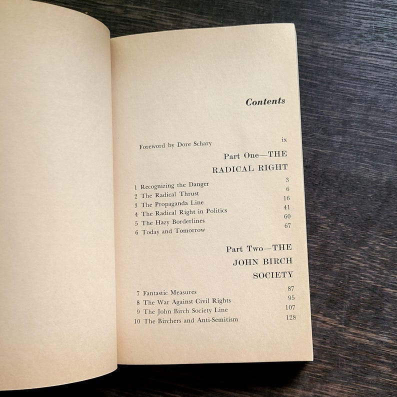 K&ouml;nnte beinhalten: Aufgeschlagenes Buch mit Inhaltsverzeichnis. Der Titel lautet "Contents" mit den Abschnitten "Part One - The Radical Right" und "Part Two - The John Birch Society". Die Seiten sind cremefarben mit schwarzem Text.