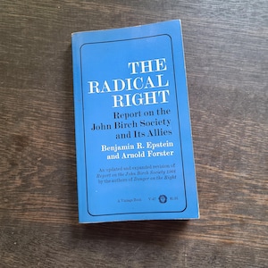 K&ouml;nnte beinhalten: Ein Vintage-Buch mit blauem Einband mit dem Titel "THE RADICAL RIGHT". Der Titel und der Untertitel des Buches sind in wei&szlig;er Schrift gehalten. Die Autoren sind Benjamin R. Epstein und Arnold Forster. Das Buch ist ein Bericht &uuml;ber die John Birch Society und ihre Verb&uuml;ndeten.