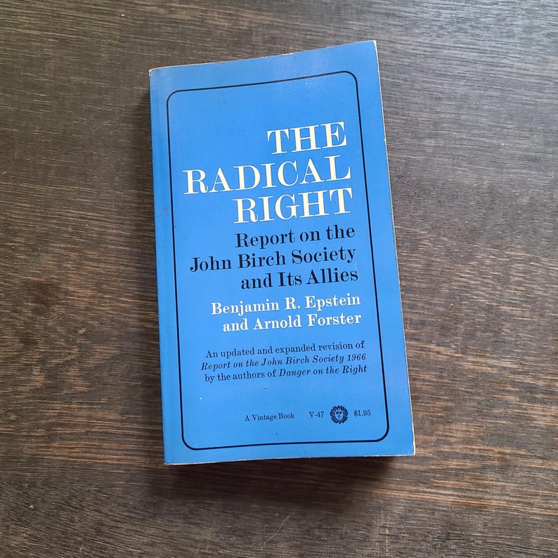 K&ouml;nnte beinhalten: Ein Vintage-Buch mit blauem Einband mit dem Titel "THE RADICAL RIGHT". Der Titel und der Untertitel des Buches sind in wei&szlig;er Schrift gehalten. Die Autoren sind Benjamin R. Epstein und Arnold Forster. Das Buch ist ein Bericht &uuml;ber die John Birch Society und ihre Verb&uuml;ndeten.