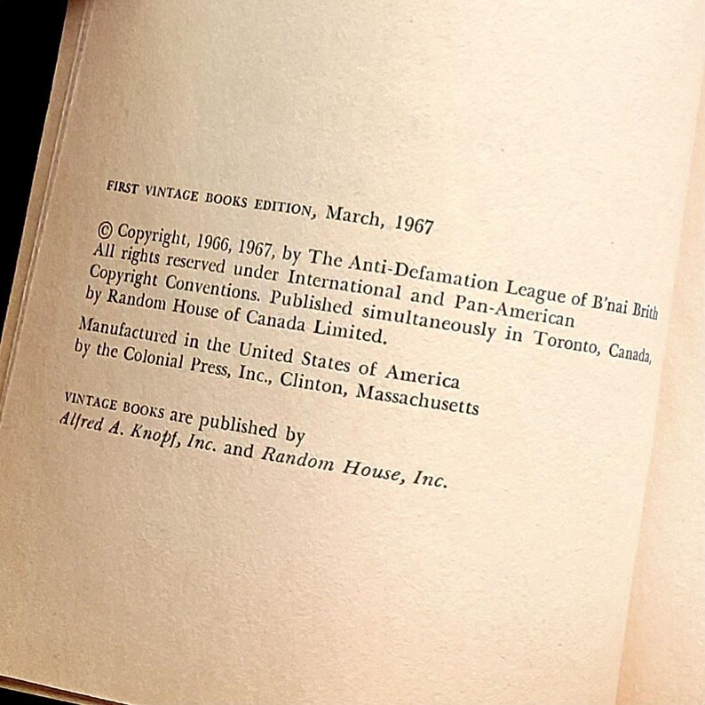 K&ouml;nnte beinhalten: Offene Buchseite mit Text aus der "FIRST VINTAGE BOOKS EDITION, March, 1967". Copyright-Informationen f&uuml;r The Anti-Defamation League of B'nai Brith sind sichtbar. Das Buch wurde in den Vereinigten Staaten von Amerika hergestellt.