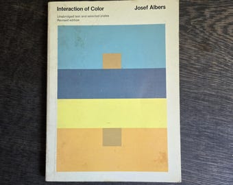 La interacción del color, de Joseph Albers. Edición de bolsillo de 1977, sexta reimpresión de la edición revisada. Ilustraciones a color. Universidad de Yale.