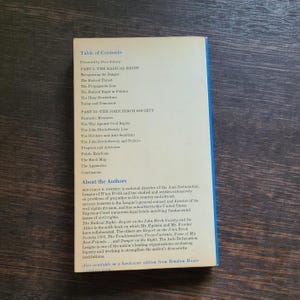 K&ouml;nnte beinhalten: Buchr&uuml;cken mit blauem Buchr&uuml;cken und wei&szlig;em Text auf cremefarbenem Hintergrund. Der Text enth&auml;lt ein Inhaltsverzeichnis, Autoreninformationen und den Titel "The Radical Right". Das Buch liegt auf einer Holzoberfl&auml;che.