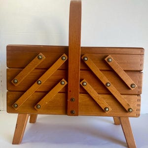 Zabytkowe drewniane pudełko do szycia z nogami: rozkładane w stylu akordeonu, brak pokręteł, 13x14 cali