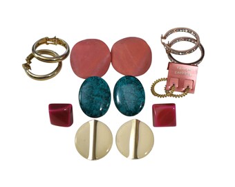 Lote de pendientes vintage de los años 80 y 90, nuevos, de aro, de madera esmaltada, con forma cúbica, redonda y ovalada, con cierre de clip. 7 pares.