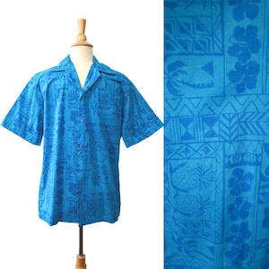 Peut inclure: Une chemise turquoise à manches courtes et boutonnée, ornée d'un motif répétitif de motifs tropicaux. Le motif comprend des fleurs, des ananas et des formes géométriques. La chemise est présentée sur un mannequin.