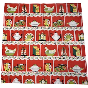 Pode incluir: Um pano de cozinha vermelho vintage com um padrão repetido de galinhas, bules, caixas de chá e pratos decorativos. O design inclui bordas brancas com vieiras e detalhes florais.