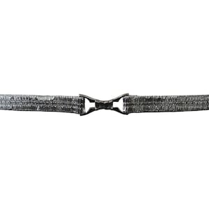 Peut inclure: Une ceinture argentée avec une boucle décorative. La ceinture est faite d'un matériau tissé et a un éclat métallique. La boucle est de conception simple mais élégante.