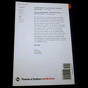 以下が含まれることがあります： Thames & Hudsonの「World of Art」というタイトルの本。表紙にはファッションの歴史に関するテキストと引用があり、背表紙は赤と白です。この本の第5版は、古代から現代のトレンドまでのファッションをカバーしています。