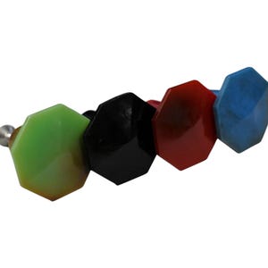 Tiradores vintage MCM de colores arcoíris: rojo, azul, verde y negro, estilo kitsch, octogonales, de plástico, marca Kbos, juego de 4 piezas.