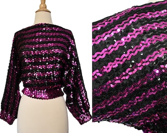 Camisa corta vintage de los años 80 con diseño disco de alas de murciélago, color rosa frambuesa y lentejuelas negras, con cintura fruncida para cócteles de Nochevieja.