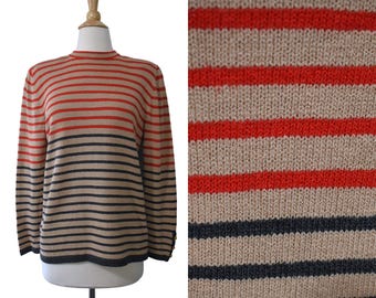 Suéter vintage dos anos 80 Don Sayres Wellmore em lã e rayon, com listras em vermelho, bege e cinza, modelagem quadrada, ideal para o trabalho e ocasiões casuais.