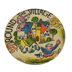 以下が含まれることがあります： カラフルな家、木、人々を描いたヴィンテージレコード。レコードの周りに「ROUND THE VILLAGE」という文字が円形に書かれている。レコードには「G 4014 A THE RECORD GUILD OF AMERICA, INC. N.Y.」とラベルが貼られている