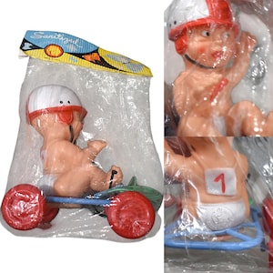 Zabawka do ciągnięcia Brev Deadstock Sanitized Italian Plastic Wheel Cart Racer Squeaker Baby Nowość, produkt NIE DLA DZIECI Oryginalne opakowanie