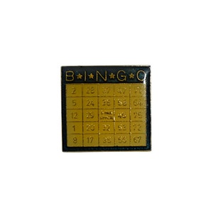 Broche vintage de los años 80, novedoso, con forma de tarjeta de bingo en oro amarillo y verde, estilo pop art, esmaltado.
