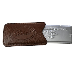 Vintage Kreditkarte 40er Jahre Rike Kumler Kaufladen Ausgestellt Metall Geprägte Dog Tag Stil Ladeplatte Leder Halter Set
