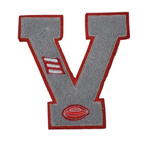 Chaqueta universitaria vintage de lana gris de los años 50 con bordado rojo de chenilla y 3 rayas para fútbol americano juvenil, con parche de aplique de letra V