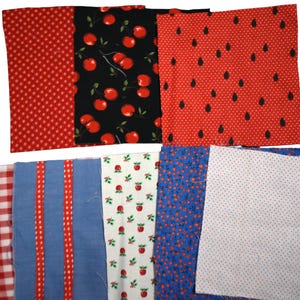 Op de afbeelding: Een verzameling stoffen vierkanten in diverse patronen en kleuren. Ontwerpen omvatten rood ruitjespatroon, kersen op zwart, rood met zwarte druppels, blauwe strepen en wit met rode stippen. Geschikt voor patchwork- en knutselprojecten.