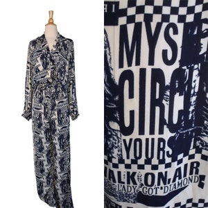 Tuta vintage anni '90 Y2K, novità, pop art, pubblicità su carta da giornale, blu navy, bianco, crepe di rayon, aderente, morbida e drappeggiata, maglione intero DONNA ALTA