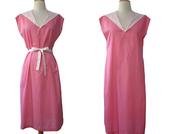 Abito vintage anni '60 rosa confetto a pois bianchi, colletto in pizzo, misto cotone, prendisole, vestaglia, tubino