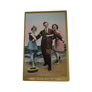 Postal antigua de la década de 1900, época del Titanic, novedad, playa, mujeres, trajes de baño, foto coloreada a mano, borde dorado, papel litográfico de stock muerto, tarjeta, efímera