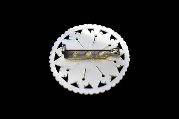 Vintage 40s Brooch Mother of Pearl Hand Carved Sn… - image 3
