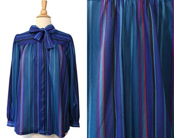 Blusa vintage de los 80, New Leaf, azul turquesa, morado, rayas, corbata Ascot, camisa de secretaria sedosa, estilo ejecutivo.