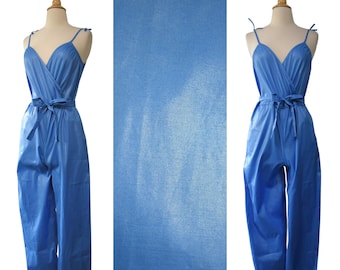 Mono vintage de los años 80, azul cerúleo, algodón encerado pulido, escote pronunciado en la parte delantera y trasera, ideal para la playa o el verano.