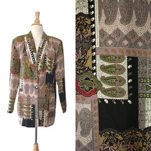 Könnte beinhalten: Ein Langarm-Blazer mit einem mehrfarbigen Patchwork-Muster aus Paisley-, Blumen- und geometrischen Motiven in den Farben Olivgrün, Schwarz, Hellbraun und Creme. Der Blazer verfügt über ein steigendes Revers, einen Knopfverschluss und lange Ärmel.
