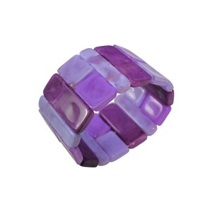 Könnte beinhalten: Ein elastisches Armband aus rechteckigen, glatten und polierten Harzplättchen in verschiedenen Violetttönen, die von hellem Lavendel bis zu tiefem Violett reichen und in einem durchgehenden Ring mit glänzendem, marmoriertem Finish angeordnet sind.