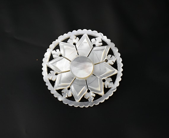 Vintage 40s Brooch Mother of Pearl Hand Carved Sn… - image 1