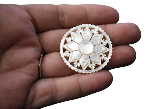 Vintage 40s Brooch Mother of Pearl Hand Carved Sn… - image 2