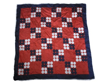 Lenço vintage dos anos 60 Bestmaid MOD em viscose transparente com bolinhas vermelhas, brancas e azuis, estilo Ascot, para usar no pescoço ou como faixa de cabeça, medindo 25 x 26 polegadas.