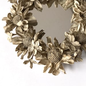 Pequeño espejo de la flor del tono sepia, flores de porcelana frías hechas a mano, decoración de la pared hecha a mano, espejo decorativo de la minitatura