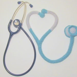 Peut inclure: Un st&eacute;thoscope en crochet bleu et blanc en forme de c&oelig;ur et un st&eacute;thoscope bleu traditionnel.