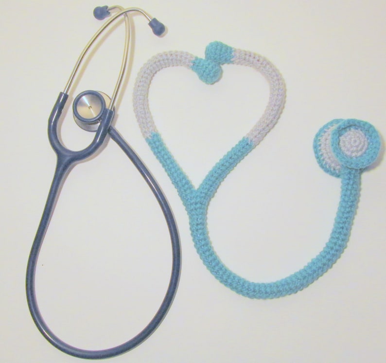 Peut inclure: Un st&eacute;thoscope en crochet bleu et blanc en forme de c&oelig;ur et un st&eacute;thoscope bleu traditionnel.