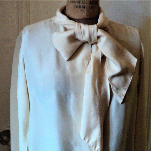 BLOUSE, PUSSYCAT BoW, LaVALLIERE, Coco Yves, SiLK, Made in INDIA, India Imports of Rhode Island, Size 9/10, Ivory/Beige Silk, Silk