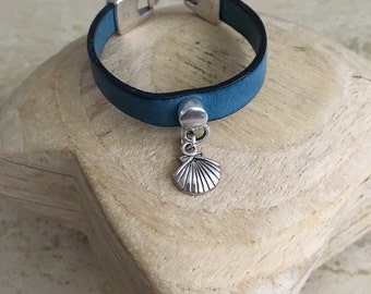 Camino de Santiago. Leather bracelet with charm