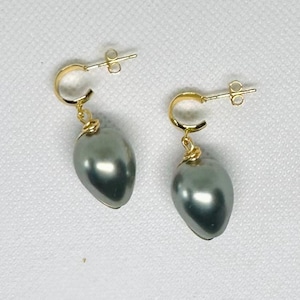 Grey Pearl earrings. Modern pearl earrings.  Teardrop Pearl earrings