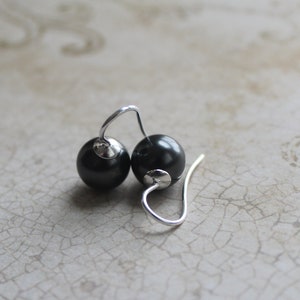 Kristall schwarze Swarovski Perle kurze Hängeohrringe (versilbert)