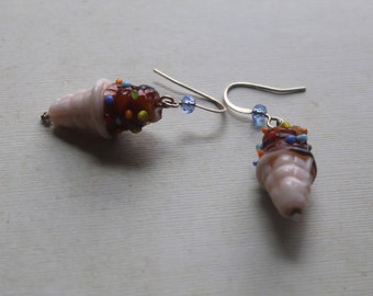 Pendientes de cono de helado con chispas de chocolate y vidrio soplado