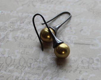 Gold crystal pearl drop earrings (gunmetal)
