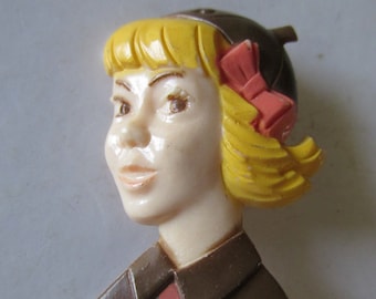 PIN DE BROWNIE vintage, década de 1950, coleccionable, recuerdo de las Girl Scouts de EE. UU., medidas 2" de largo x 1" de ancho, excelente recuerdo para la madre de la tropa, ex Brownie.
