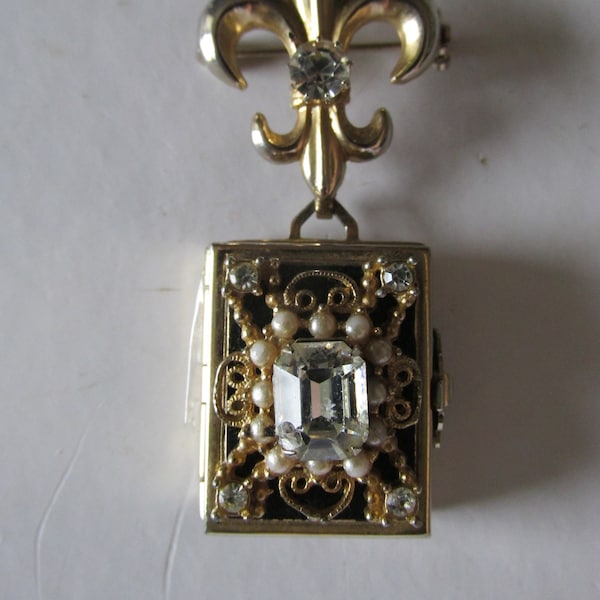 Dangling CORO JEWELCRAFT Four Photo LOCKET Made in England Decorative Jeweled Filigree Gold Tone Setting 1950's Includes Old Photographs