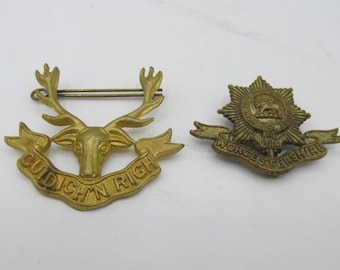 Dos insignias de gorra militares del ejército británico W W 1/W W 2 Highlanders escoceses de Seafort (1) Cuidich N Righ y (2) Worcestershire, objetos de colección de guerra de la década de 1930