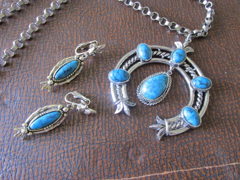 Vintage ART Signed SQUASH BLOSSOM Set Necklace /& Clip On Earrings Silver Plated Setting Turquoise Cabochon Wonderful Condition Circa 1970/'s